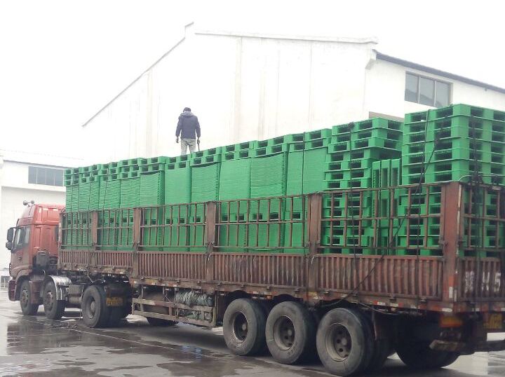 冒雨裝車(chē)，綠色托盤(pán)墊板裝車(chē)發(fā)走